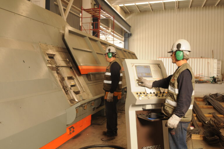Barras de acero cortadas y dobladas en la planta Ebema